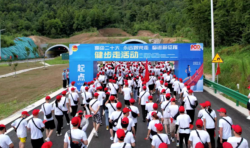 池州市團(tuán)委“喜迎二十大、奮進(jìn)新征程、永遠(yuǎn)跟黨走”健步走活動(dòng)在公司G318項(xiàng)目舉行6